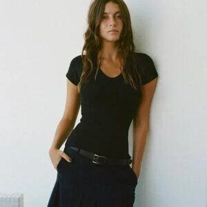(never worn) ZARA RIBBED V-NECK T-SHIRT BLACK fits like an XSmall